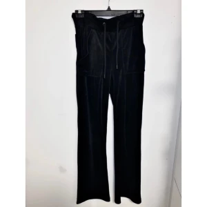 Velour byxor - Velourbyxor i fint skick och bevarade i färgen. Säljer endast för att jag har för många liknande. 