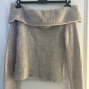 Stickad Off shoulder tröja - Säljer min jättefina stickade tröja då den inte kommer till användning 💕 