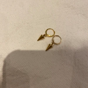 Jätte fina nitörhängen!💗  - Hej, jag gör egna örhängen! Just detta kostar 60kr för ett par alltså. Finns även i silver såklart!!💗  Instagram: Vjewel_ry TikTok:Vanesqpo2si