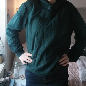 Hoodie - Fin hoodie som säljs då den inte används längre, snodden har åkt in på bilderna men det kan man enkelt fixa🩷