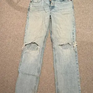 Säljer mina fina jeans från Zara med hål på knäna.  Storlek 38 men passar också 36/34 💕