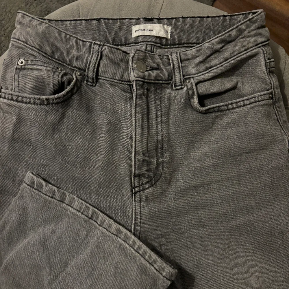 Grå jeans från gina tricot i deras modell full lenght. Bra skick🩶. Jeans & Byxor.