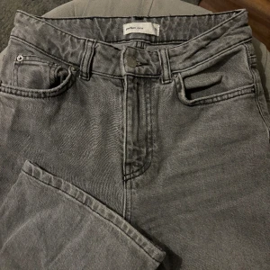 Full lenght grå jeans🩶 - Grå jeans från gina tricot i deras modell full lenght. Bra skick🩶