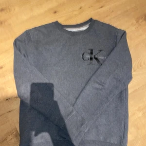 Calvin klein sweatshirt  - En grå sweatshirt med märke på.