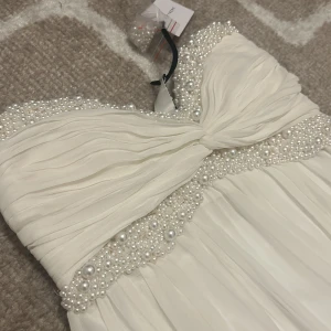 Studentklänning - En oanvänd studentklänning med lappen kvar!