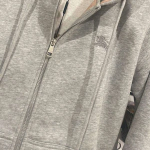 Burberry kofta  - Säljer min burberry kofta, helt ny och oanvänd 