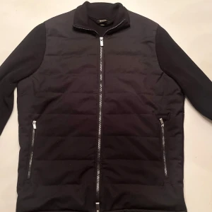 Massimo dutti cardigan  - En cardigan från Massimo dutti i storlek M men passar S. Använd men i gott skick med inga defekter. Byte mot vad som eller prisförslag. Ny pris på denna är 1500kr. 