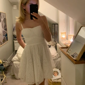 Klänning zara xs - Säljer denna fina klänning som är perfekt till studenten! Strl xs!