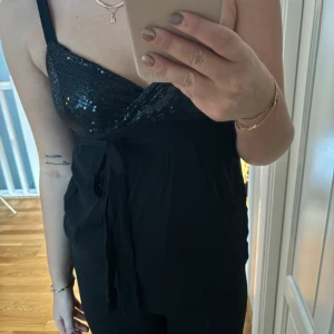 Söt topp  - Top med glitter fram och knyte i ryggen 