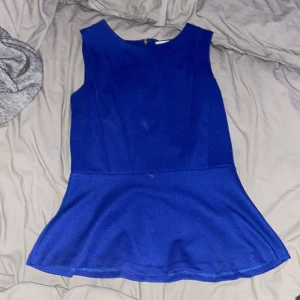 Blå blus  - Säljer en blå blus från hm aldrig använt🩷👚