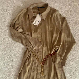 ZARA brun lång skjortklänning med skärp - Utan anmärkningar. Ny med tags kvar.