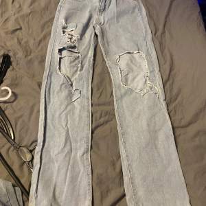 Säljer två stycken jeans från SHEIN den ena har hållen gått sönder på så de är lite större men säljer båda ena har stolek s och andra xs för 80 kr 