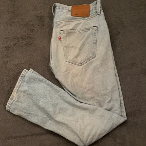 Levis 501 - Säljer dessa stilrena levis i fint skick förutom några slitningar vid hälen. Nypris:1100