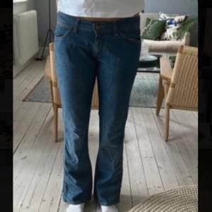 Skiiit snygga low waist bootcut jeans från märket Wrangler! Knappt använda och super skick, passar mig som har S och 34/36 i byxor i vanliga fall (storleken stor inte i jeansen pga lappen är borta)💕 Skriv vid frågor om mått, storlek eller bilder🙌🏼