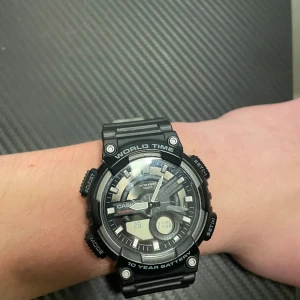 Casio klocka  - Säljer en grym casio clocka. Säljer denna pga av att jag inte använder den. Grym kvalite och skön klocka! Beredd att diskutera olika priser för den.