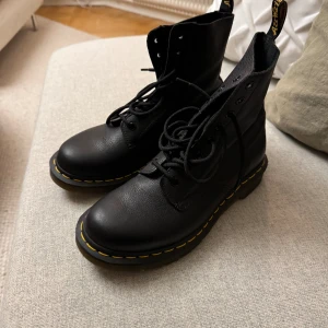 Helt nya Dr. Martens  - Tyvärr kommer de aldrig till användning, har endast provat de. 