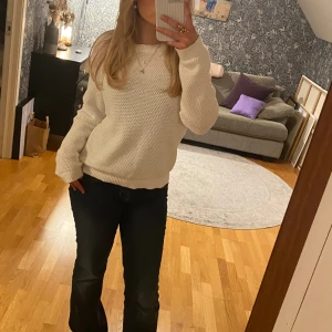 Vit stickad tröja🤍 - Så snygg lite ihålig stickad tröja från Vera Moda😍st L men passar snyggt oversized på mig som brukar ha s/m. Sparsamt använd, hör av vid frågor, pris kan diskuteras, köparen står för frakten!💗