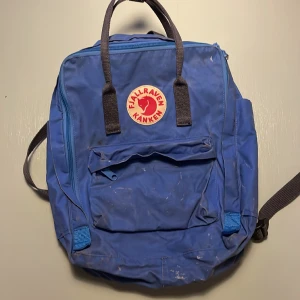Fjällrävenryggsäck normal storlek - Blå kånken Fjällrävenryggsäck. Flitigt använd, men hel. 