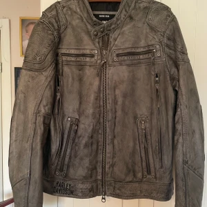 Harley Davidsson jacka - Hjälper nu min pappa att sälja sin orginal Harley Davidson MC jacka i läder. Den är i stort sett oanvänd och kommer inte heller komma till användning då han inte längre kör motorcykel pga skada. Storlek XL.  Nypris: 5200  Säljer för: 2500