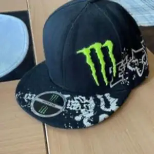 Monster Energy Keps Aldrig använd hängt som prydnad  Storlek 6 3/4  54 cm