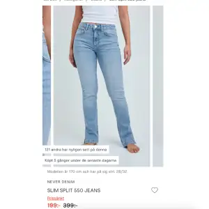 Säljer mina nya bikbok jeans pga fel storlek för mig. De är andvända en gång och har 0 täcken på andvändning. De är lågmidjade med en slits nere vid anklen💗pris kan diskuteras!!!💗