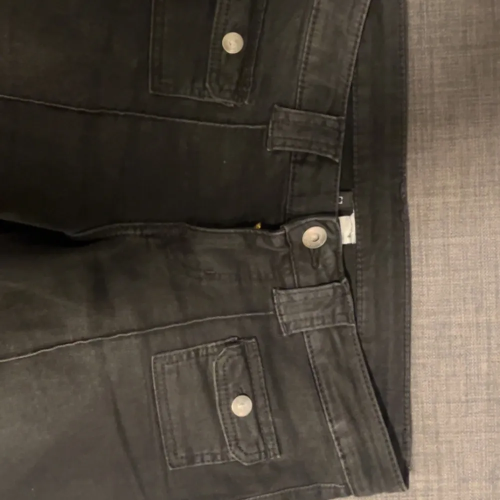 Super snygga jeans med coola fickor framtill, bootcut jeans. Använda sparsamt, köpta för 450kr. 38 cm midjemåttet, 78 cm innerbenslängden. Skriv för mer information!(första bilden är lånad!!). Jeans & Byxor.