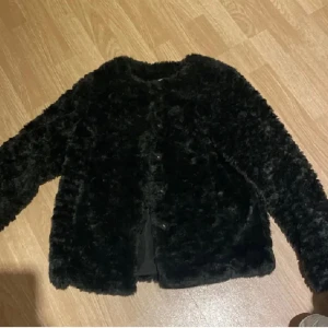 Pälsjacka   - Säljer pälsjacka i xs för 90 kr.❤️