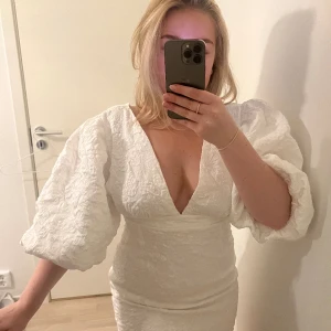 Vit klänning - Helt ny oöppnad vit klänning perfekt till studenten!🌸🌟Säljer klänningen eftersom jag beställde två storlekar och denna var för stor! Från Showpo och har bra kvalitet och jättefin passform. Skriv om du har frågor!
