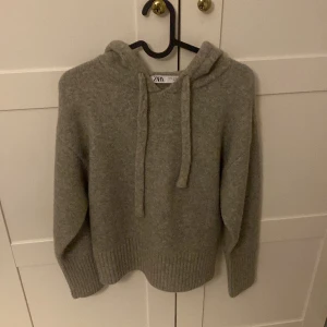 Tjock tröja med luva  - Är bara använd en gång och så fin 