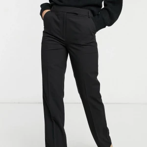 Kostymbyxor  - Säljer mina kostymbyxor från ASOS då dem har blivit försmå.  Storlek 32 men skulle säga att dem även passar 34.  Dem är upplagda och jag är 156 Hör av dig om du är intresserad eller har frågor! 💕💕