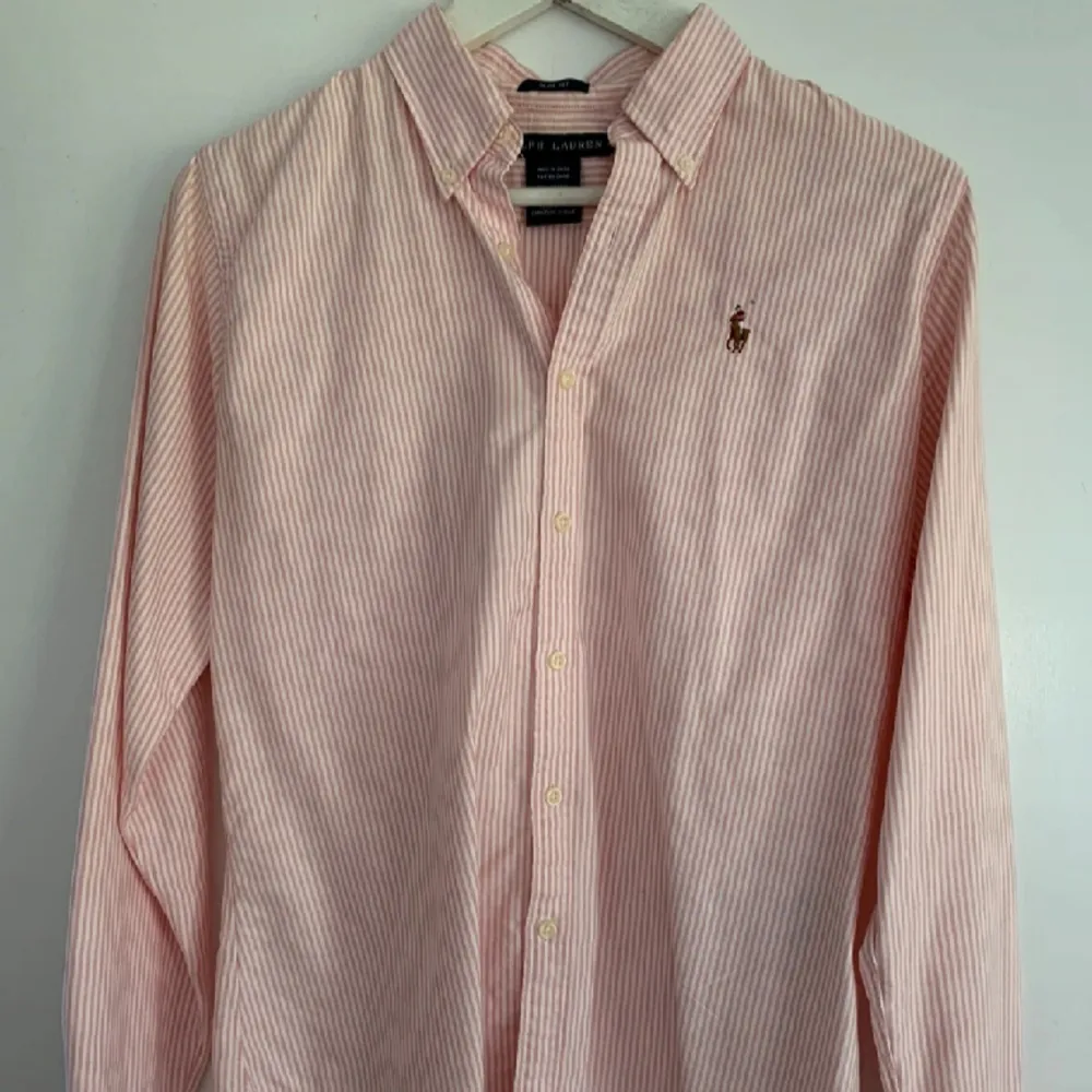 Vit o rosa randig ralph lauren skjorta. Den här äkta och är 10/10 skick. Nypris 1499 kr. Det är bara att höra av sig vid frågor. Pris kan alltid diskuteras och byten går om det är något vättigt:). Skjortor.