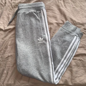 Adidasbyxor - Mjukisbyxor adidas gråa. Storlek M/S nyskick. Aldrig använda  