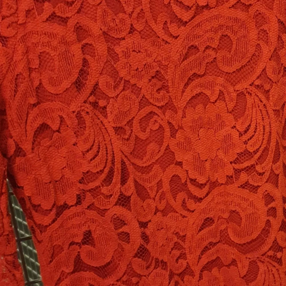 Röd spetsklänning som är knälång med 3 kvartsärm i nyskick. Strl 38. Katt finns I hemmet. Klänningar.