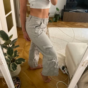 Cargobyxor Urban Outfitters  - Populära low waist Cargobyxorna från Urban Outfitters. Mycket fint skick