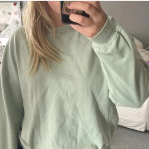 Sweatshirt - Ljusgrön tröja ifrån lager157 🍀💘 Storlek M men passar XS-M. Lånad bild