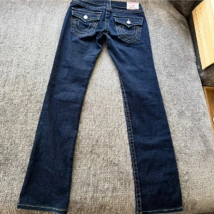 True religion jeans - Dem är i nyskick och är i billymodellen Midjebredden är 35cm & innerbenslängden är 80cm Skriv för mer info & bilder🥰