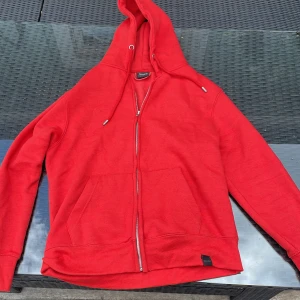 Röd zip hoodie - Tja! Säljer nu min röda zip hoodie som är i topp skick