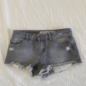 Lågmidjade jeansshorts  - Supersnygga ljusgråa jeansshorts!!💓💓                     Säljer då de är lite stora på mig (passform bild 3)