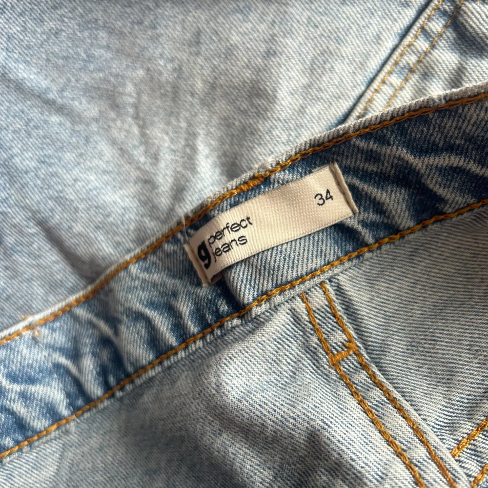 Superfina längre jeansshorts som tyvärr är för små för mig. Köpte de förra året från Gina och aldrig använda. Storlek 34 men passade mig när ja va en storlek 36✨. Jeans & Byxor.