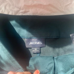 Jätte fina mörk gröna kostymbyxor från Monki  - Säljer dessa lågmidjade kostymbyxor efter det tyvärr inte kommer till användning. Använt ungefär en gång. Om ni har några frågor eller funderingar kring kostymbyxorna är det bara och fråga ❤️ vi kan också diskutera om priset!