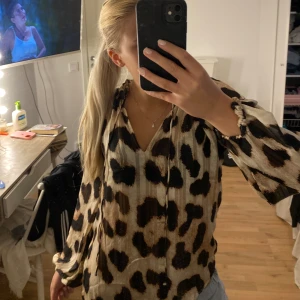 Leopardblus!🖤 - Supersnygg blus som tyvärr inte kommer till användning! Den är i nyskick  Mitt pris: 100kr