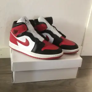 Säljer dessa oanvända Jordan 1 mid. Skick-10/10 ÄKTA!  Köpare får stå för frakt då det låga priset. Skriv till mig för mer info samt frågor!   