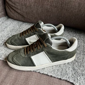 Valentino flycrew  - Säljer dessa sjukt snygga valentino flycrew sneakers.  Storlek 42,5 3 nitar saknas, inga originaltillbehör. Sällsynt färg, säljs ej längre 🫒
