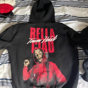 La casa de papel hoodie  - Storlek: M Skick 8/10 defekten visas på bild 3. 
