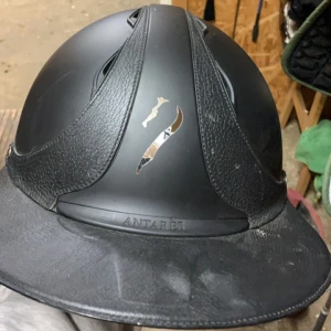 Antares hjälm - Fint skick, lite repig men den är lite smutsig på bilden. Har två liners 57 & 58. Jätteskön, aldrig avramlad i. 