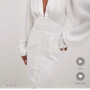 Adore liknande klänning - Jag säljer denna klänning från NA-KD , prislappen kvar på aldrig använd , storlek 38 men skulle säga att den passar en 36 oxå ! Köpte för 700 så säljer för halva priset