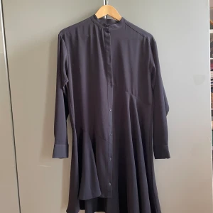 Klänning Weekday - Bred klänning med ojämnt fall. Storlek XS men passar även större storlekar, kan däremot bli aningen kortare.