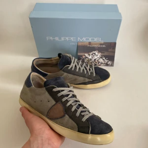 Philippe model skor - Hej säljer nu mina sjukt feta philippe model skor. De är i jätte fint skick utan några defekter. Skorna är i storlek 42. Nypris~3500. Mitt pris 1599. Box och kort ingår. INGA BYTEN