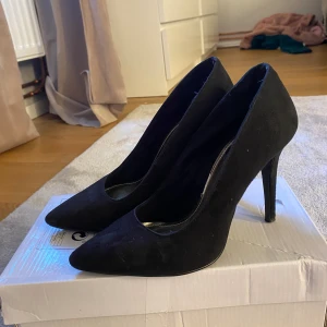 Svarta klackar - Svarta klackar från åhlens, använda en gång annars testade inomhus. Storlek 38. Bekväma att gå i och stiliga för en utekväll, väldigt eleganta och ser små ut på foten.