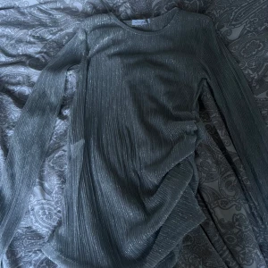 Fest blus - Säljer denna super fina silver glittriga fest blusen. Säljer pågrund av att den aldrig kommit till användning. Storlek s. Kontakta för mer bilder, intresse eller frågor. ❤️